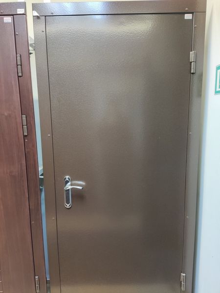 Дверь металлическая входная 205\91 см. правосторонняя. Краска коричневая фото