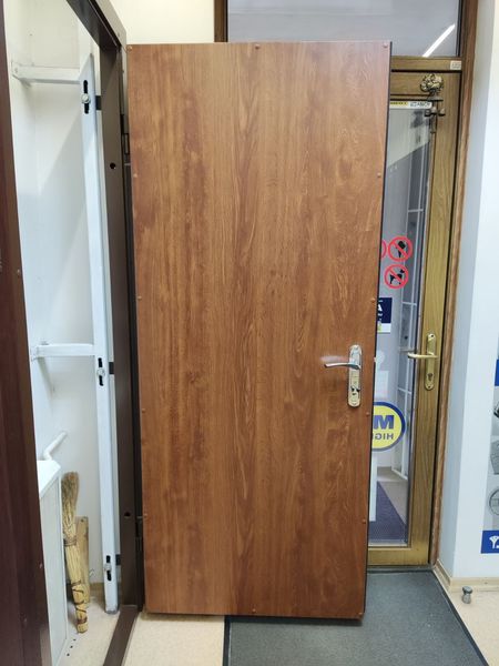 Дверь металлическая входная 205\91 см. правосторонняя. Краска коричневая фото