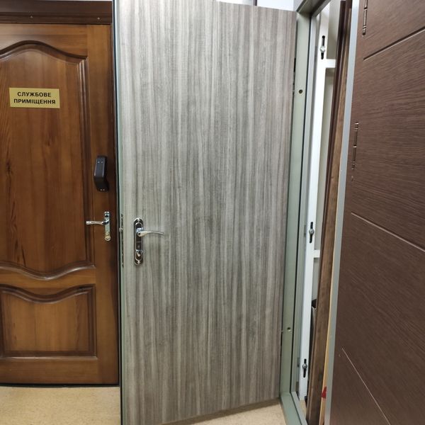 Дверь металлическая входная 205\91 см. левосторонняя. Краска серая фото