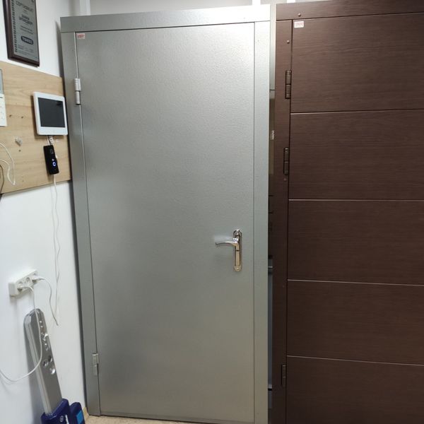 Дверь металлическая входная 205\91 см. левосторонняя. Краска серая фото