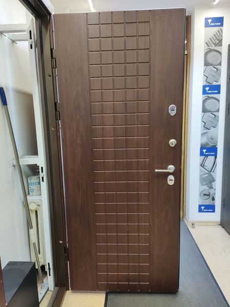 Дверь металлическая входная 205\91 см. правосторонняя. Венорит "кубики" фото