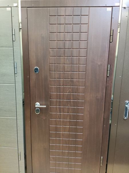 Дверь металлическая входная 205\91 см. правосторонняя. Венорит "кубики" фото